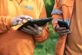 Irado medewerkers aan het werk op tablet en mobiel